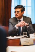  Manuel Gruber-Német (Büro) in einer Sitzung des Produktivitätsrates